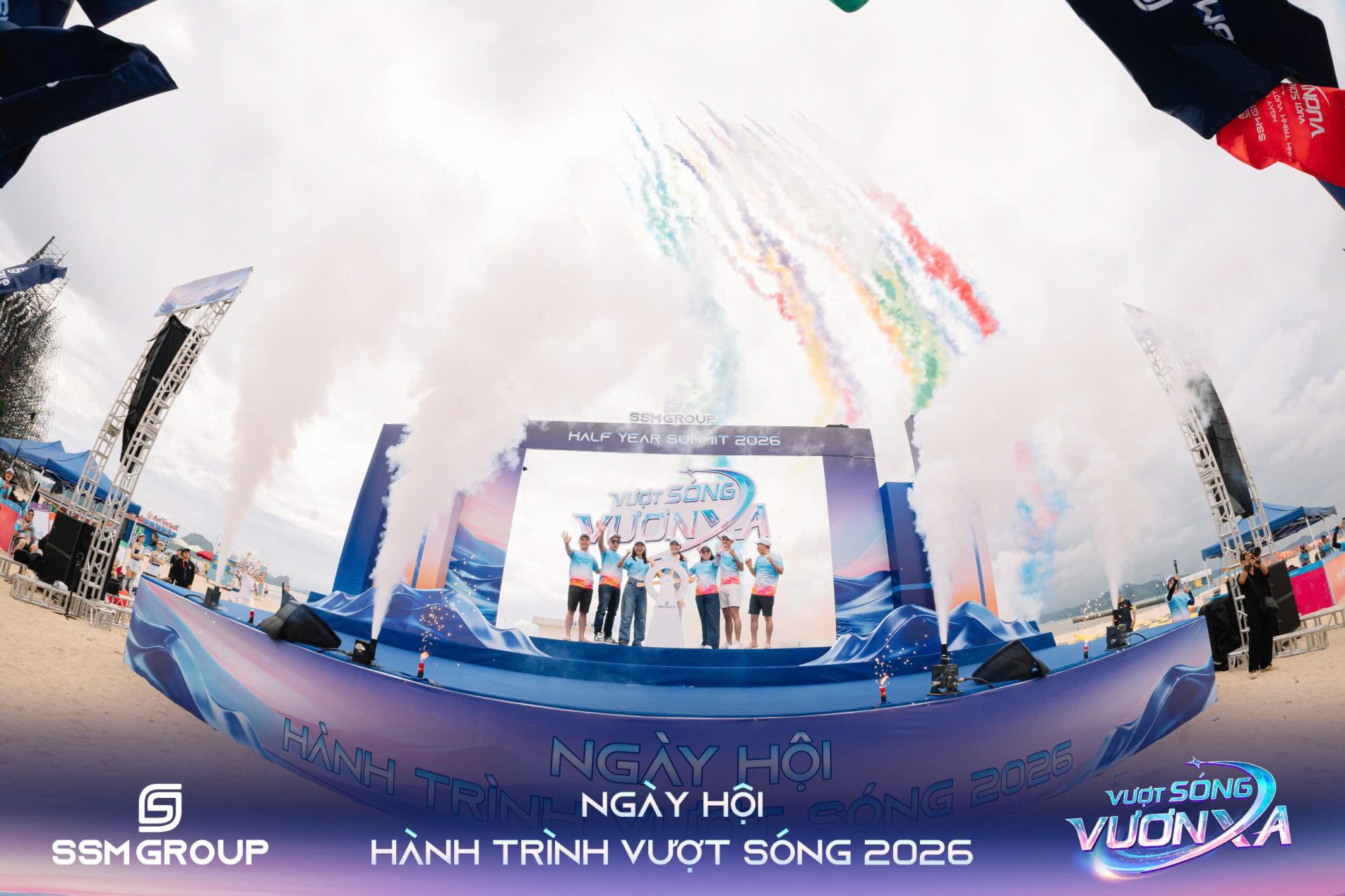 Chủ tịch HĐQT Nguyễn Thùy Dung cùng Ban Lãnh đạo SSM Group thực hiện nghi thức khai pháo