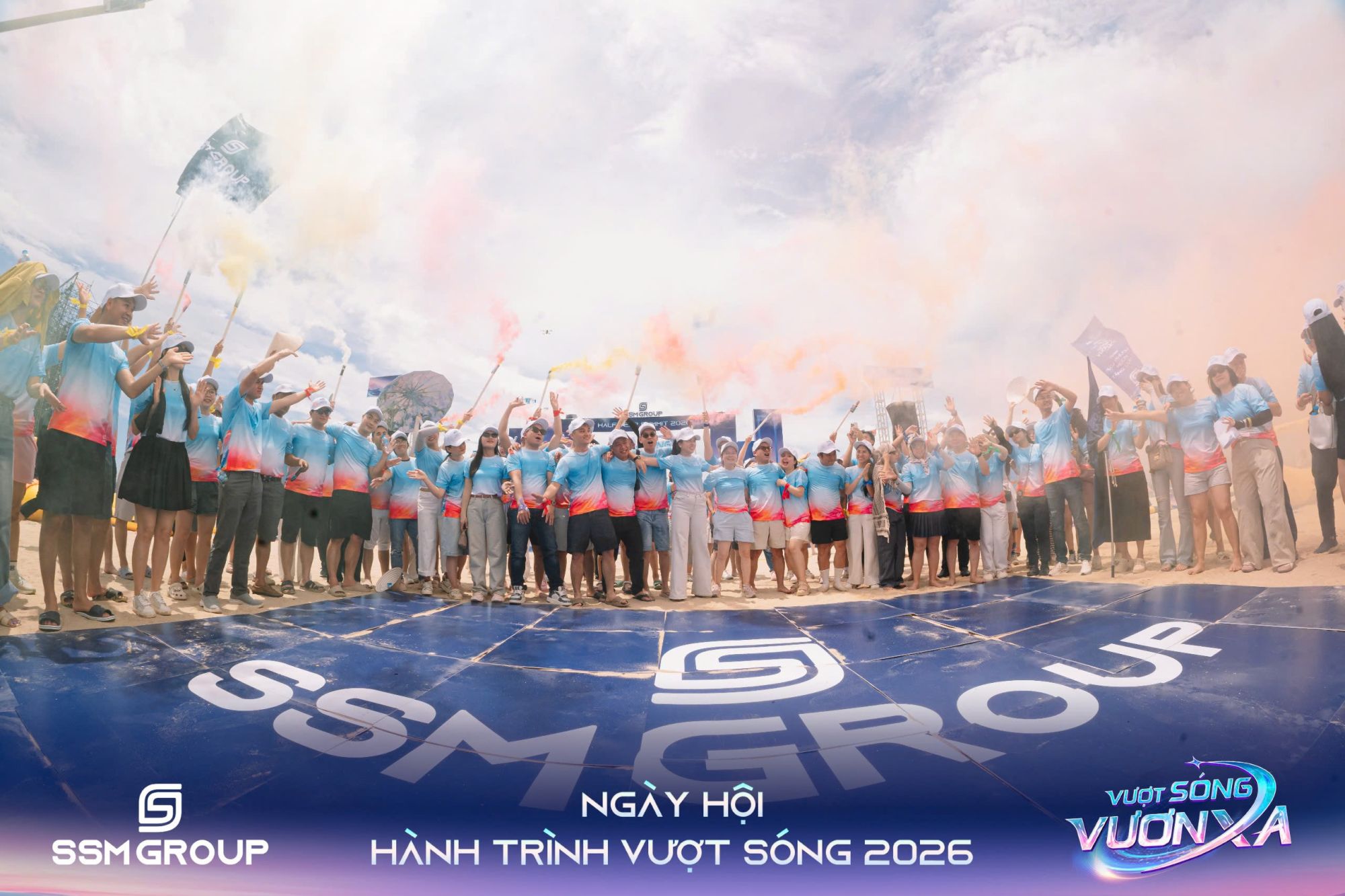 Chủ tịch HĐQT Nguyễn Thùy Dung đặt mảnh ghép biểu tượng Logo SSM Group