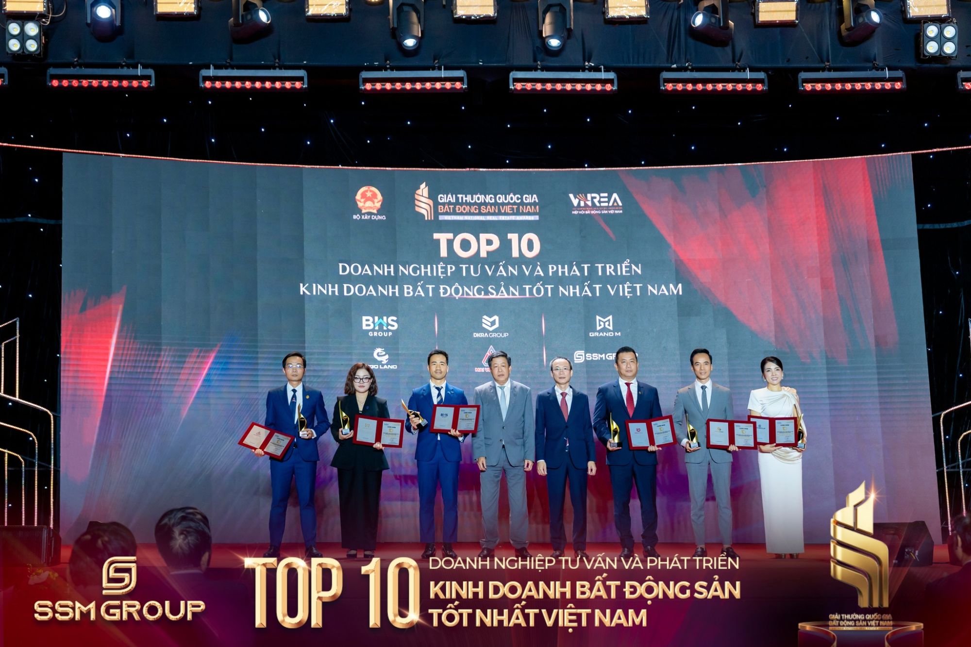chu-tich-nhan-cup-chung-nhan-ssmgroup-top-10-doanh-nghiep-2